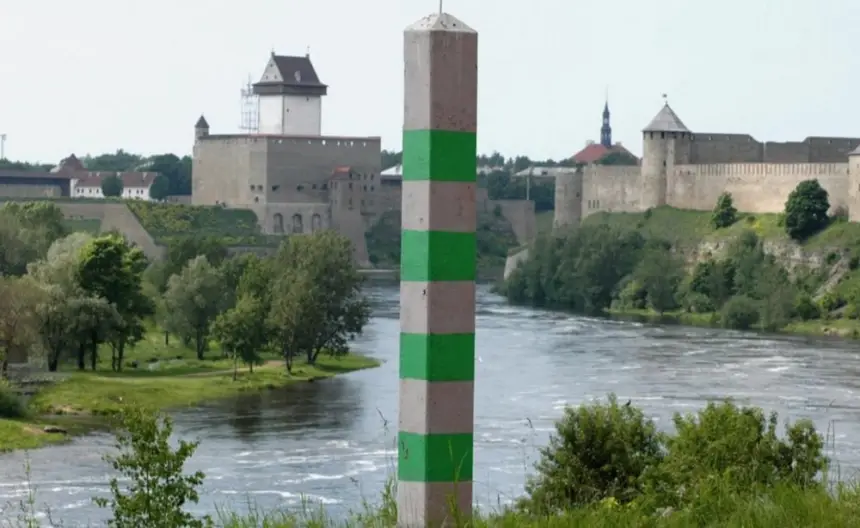 Эстонцы: "В Россию проникнуть легко". Они уже стоят в Нарве