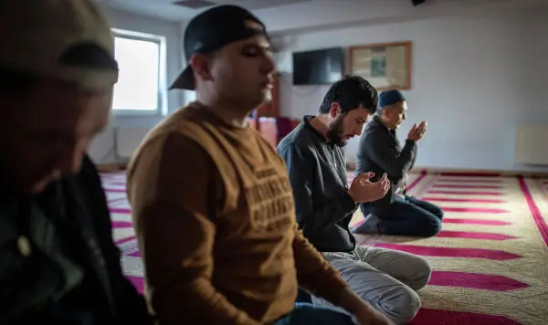 Молитва на лестнице: исламский вопрос обострился в Прибалтике