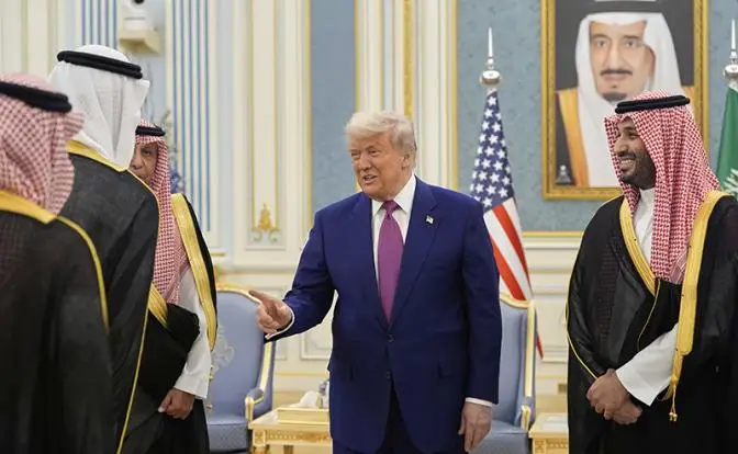 «Заплатите за то, что вас мордуют!»: Трамп лезет в карман к монархам Залива