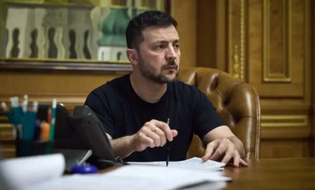 По британскому сценарию: Зеленский собирается воевать ещё несколько лет