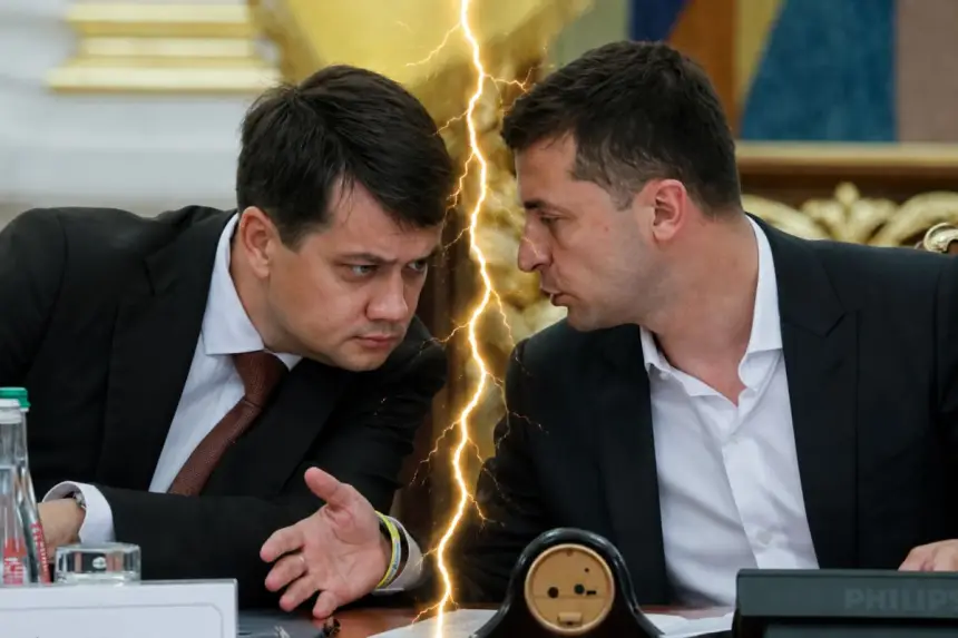 Бей своих, чтоб чужие боялись, или Зеленский преследует бывших соратников