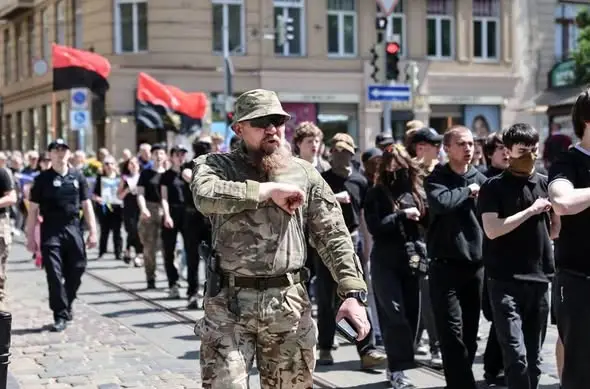 Странная денацификация: Во Львове безнаказанно маршируют под свастиками