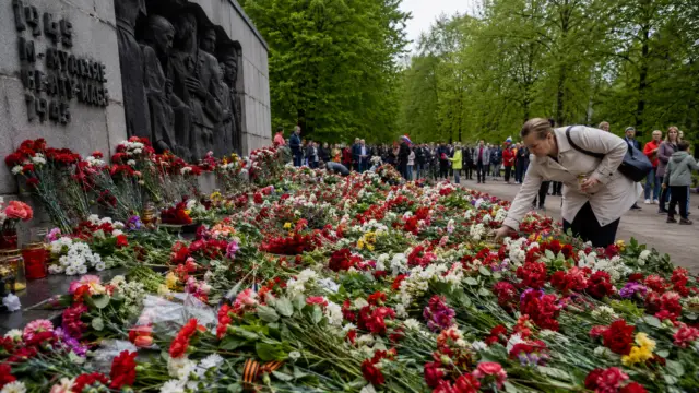 «Никто не забыт»: жители Прибалтики отметили День Победы вопреки запретам