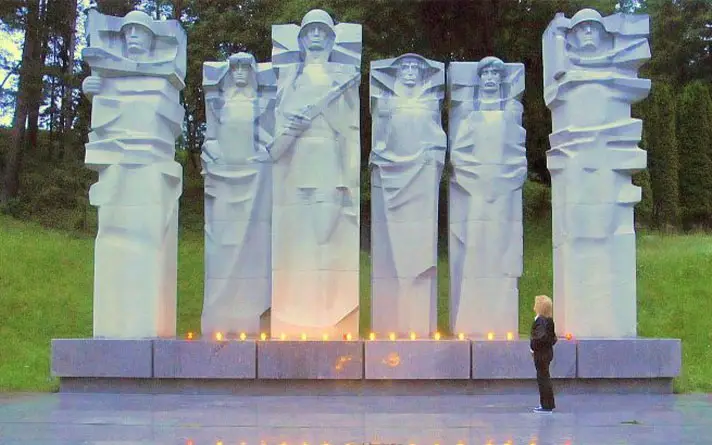 «Не ходите к мемориалам»: жителей Литвы запугивают к 9 Мая