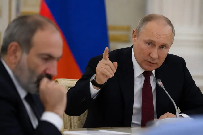 Еревану назвали цену бегства: Путин предупредил Армению последствиях