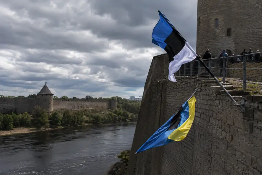Ветер устроил позор в Нарве: флаги Эстонии и Украины рухнули у границы РФ