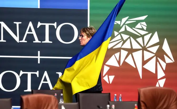 Гроб НАТО накроют украинским флагом