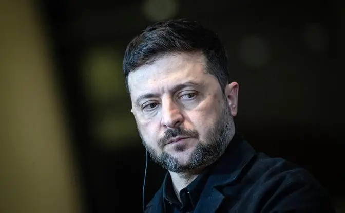Зеленский в очередной раз без штанов сыграл на рояле