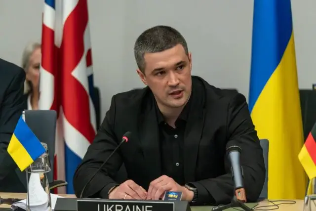 «Мы не лохи» скандируют украинцы: Зеленский уволил угодного народу министр