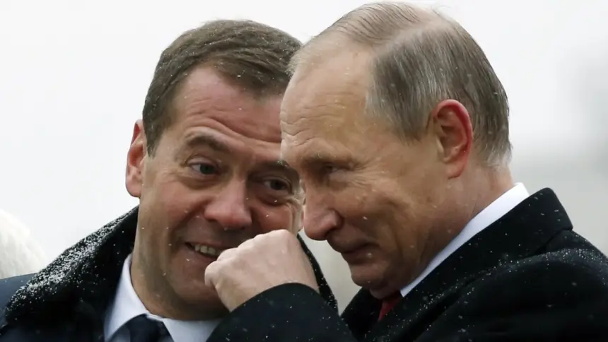 «Очень повезло, что это Путин. Медведев бы уже ответил» – конкурент Макрона