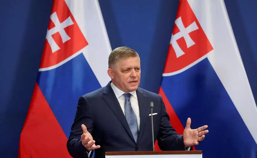 Фицо раскритиковал Киев за жалобы о нехватке средств после кредита ЕС
