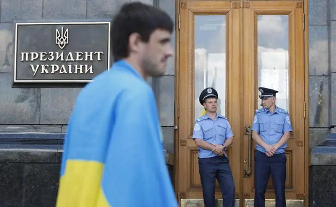 Трамп хочет в «черном цирке» Украины провести выборы нового клоуна