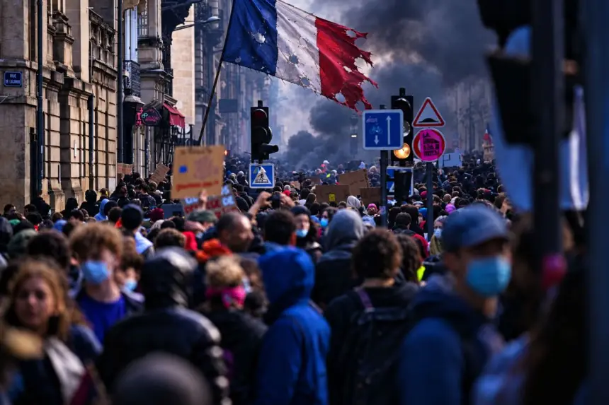 Протестующие во Франции призывают к революции и к смене социального строя