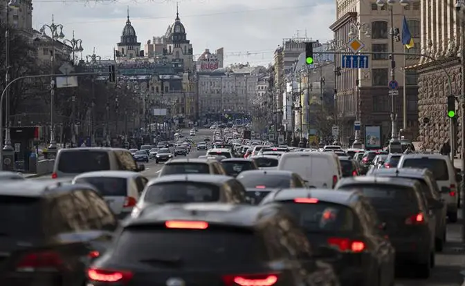 Народ бежит от «ледникового периода» Зеленского — но тот уже закусил удила