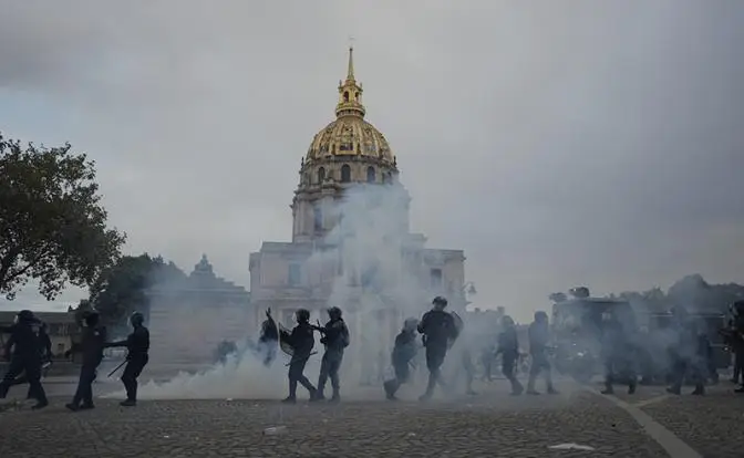 «Я жгу Париж»: 17 октября французы хотят спалить Елисейский дворец